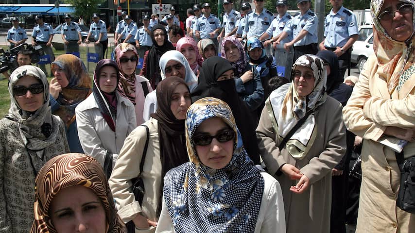 Turkse agentes mogen hoofddoek dragen