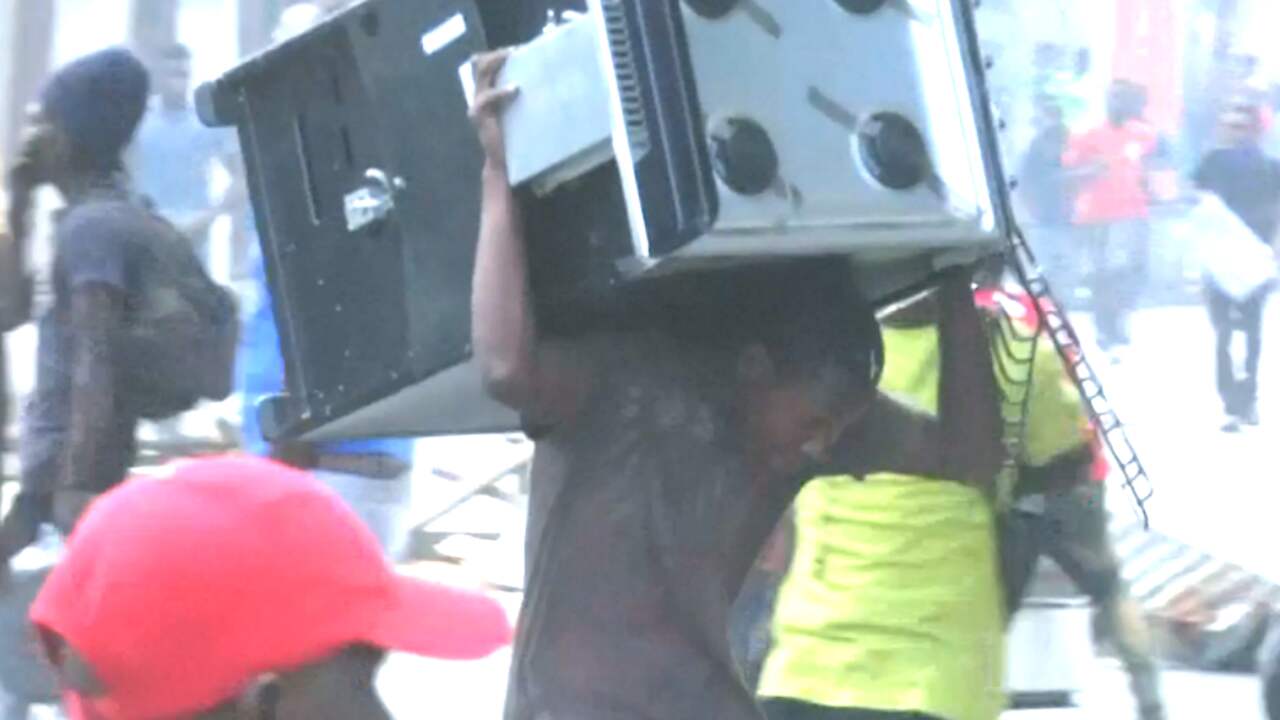Beeld uit video: Haïtianen plunderen winkels bij protesten tegen corruptie