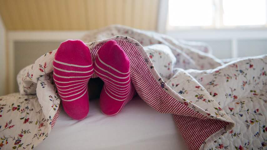 NUcheckt: Zorgt het dragen van natte sokken dat je beter slaapt met warm weer?