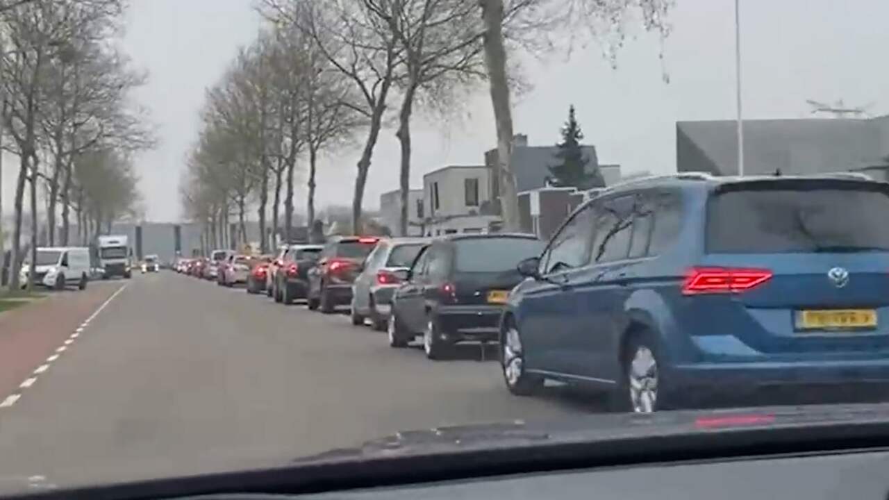 Beeld uit video: Automobilist filmt enorme wachtrij voor teststraat in Uden