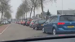 Automobilist filmt enorme wachtrij voor teststraat in Uden