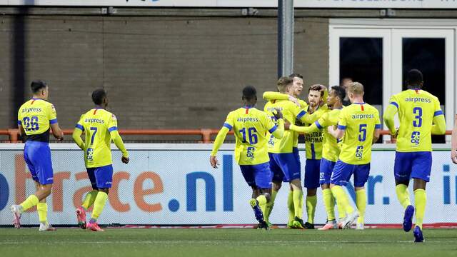 Vreugde bij SC Cambuur na de openingsgoal van Robert Mühren tegen FC Volendam.