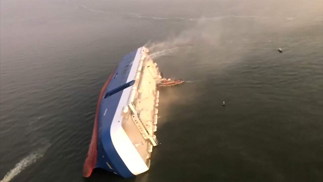 Kustwacht zoekt overlevenden na kapseizen schip in de VS