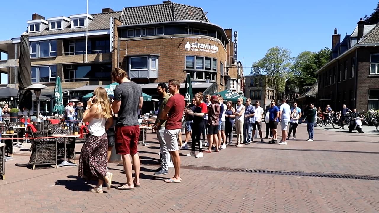 Beeld uit video: Compilatie: Zo stroomden de Nederlandse terrassen vol na 12.00 uur