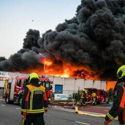 Zeer grote brand in bedrijfspanden in Zuid-Hollands Ter Aar