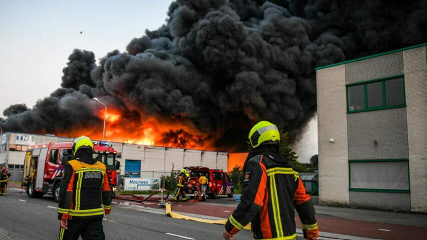 Zeer grote brand in bedrijfspanden in Zuid-Hollands Ter Aar