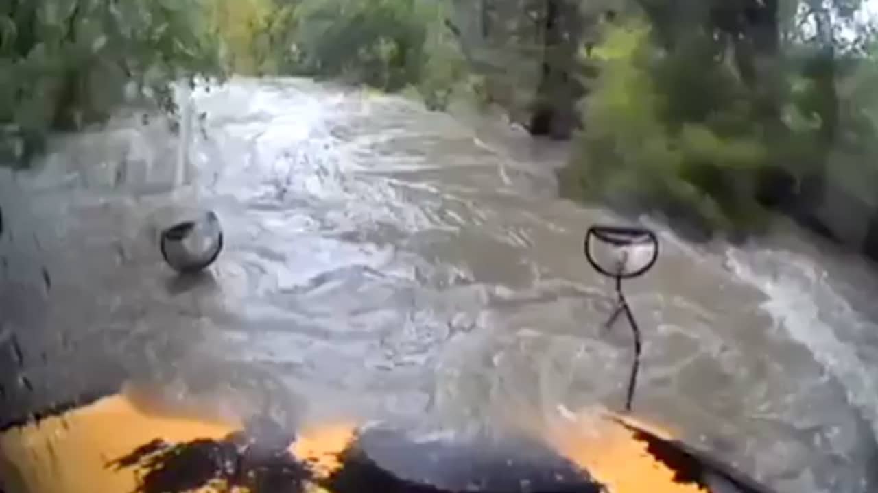 Beeld uit video: Bus in VS meegesleurd door rivier na mislukte oversteek