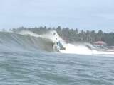Enorme golf vernielt boot in Indonesië