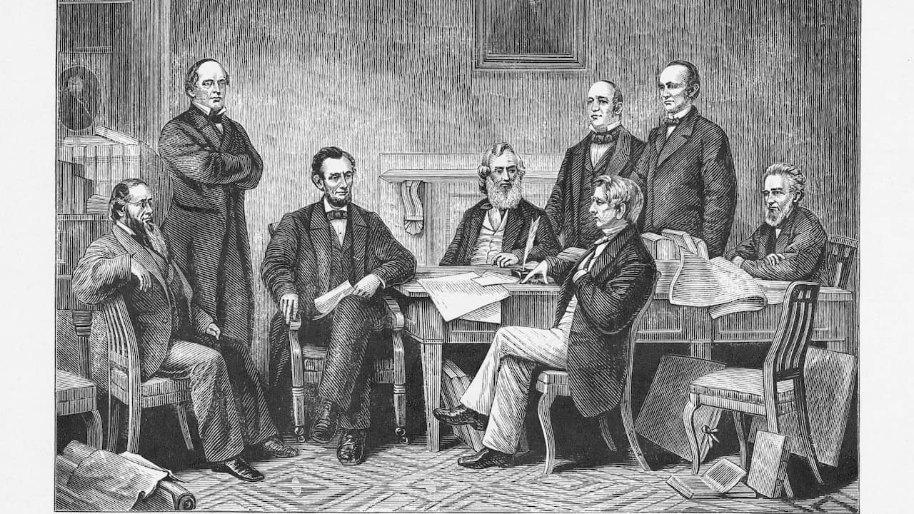 Prent uit de negentiende eeuw waarop president Abraham Lincoln (zittend, derde van links) de Emancipation Proclamation ondertekent in 1862.