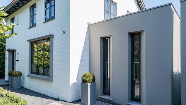 De aanbouw is ondergeschikt aan de hoofdwoning.