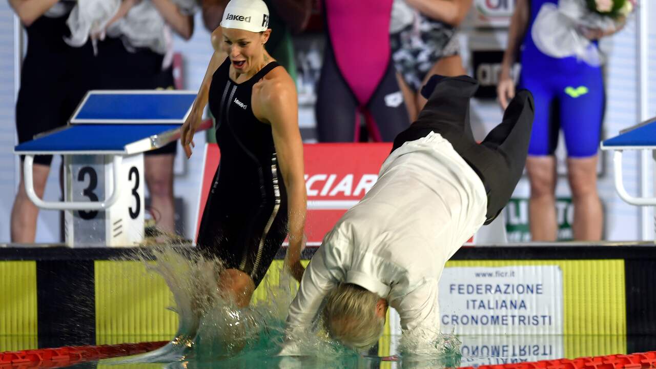 Voorzitter Giovanni Malagò van het Italiaanse olympisch comité dook op aandringen van Federica Pellegrini in het bad, gekleed in een net pak.