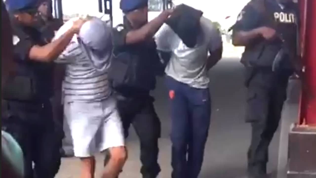 Beeld uit video: Surinaamse politie levert 'vertrouwelingen' Taghi uit aan Nederland