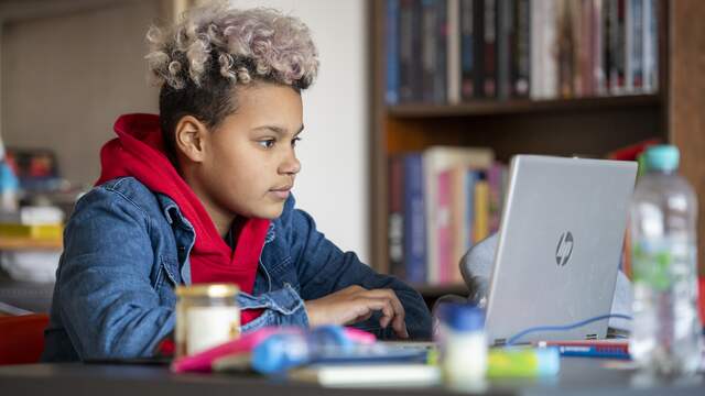 Alleen de basisscholen zijn helemaal open. Bij andere scholen moeten leerlingen nog veel vanuit huis doen.