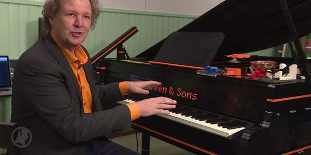 Pianist bouwt vleugel van legoblokjes