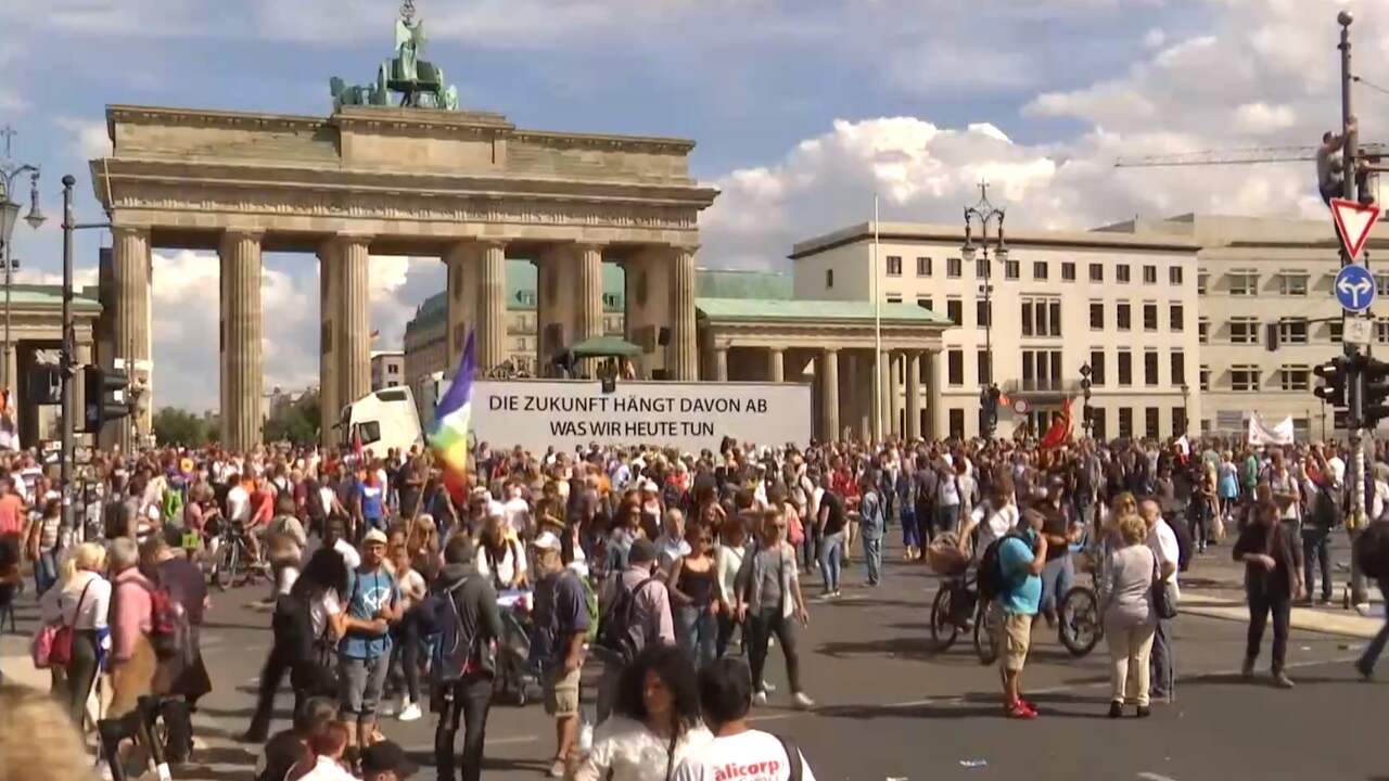 Politie stopt coronaprotest in Berlijn vanwege grote opkomst 5 Live: Betoging tegen coronamaatregelen in Berlijn