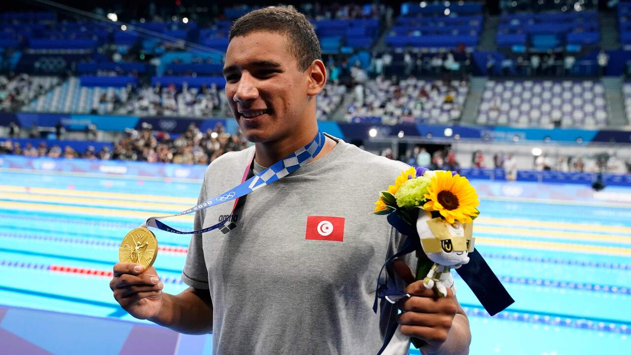 Ahmed Hafnaoui showt zijn gouden medaille.