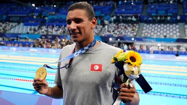 Ahmed Hafnaoui showt zijn gouden medaille.