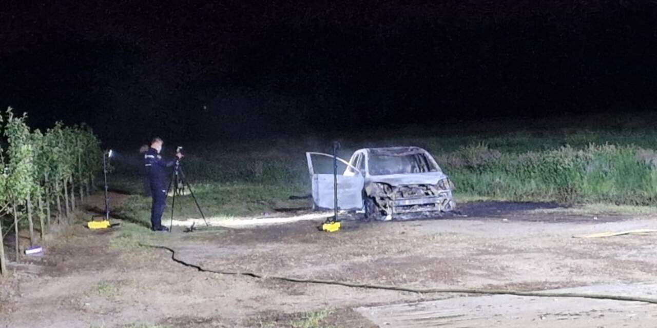 Dode in uitgebrande auto in Limburgs dorp Baarlo, politie denkt aan misdrijf