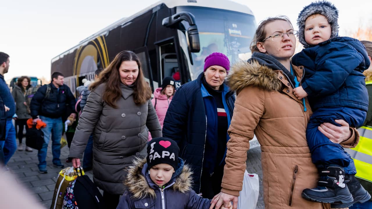Oekraïnse vluchtelingen komen aan bij een noodopvang.