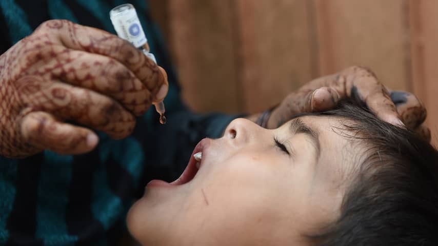 Jongetje krijgt poliovaccin toegediend