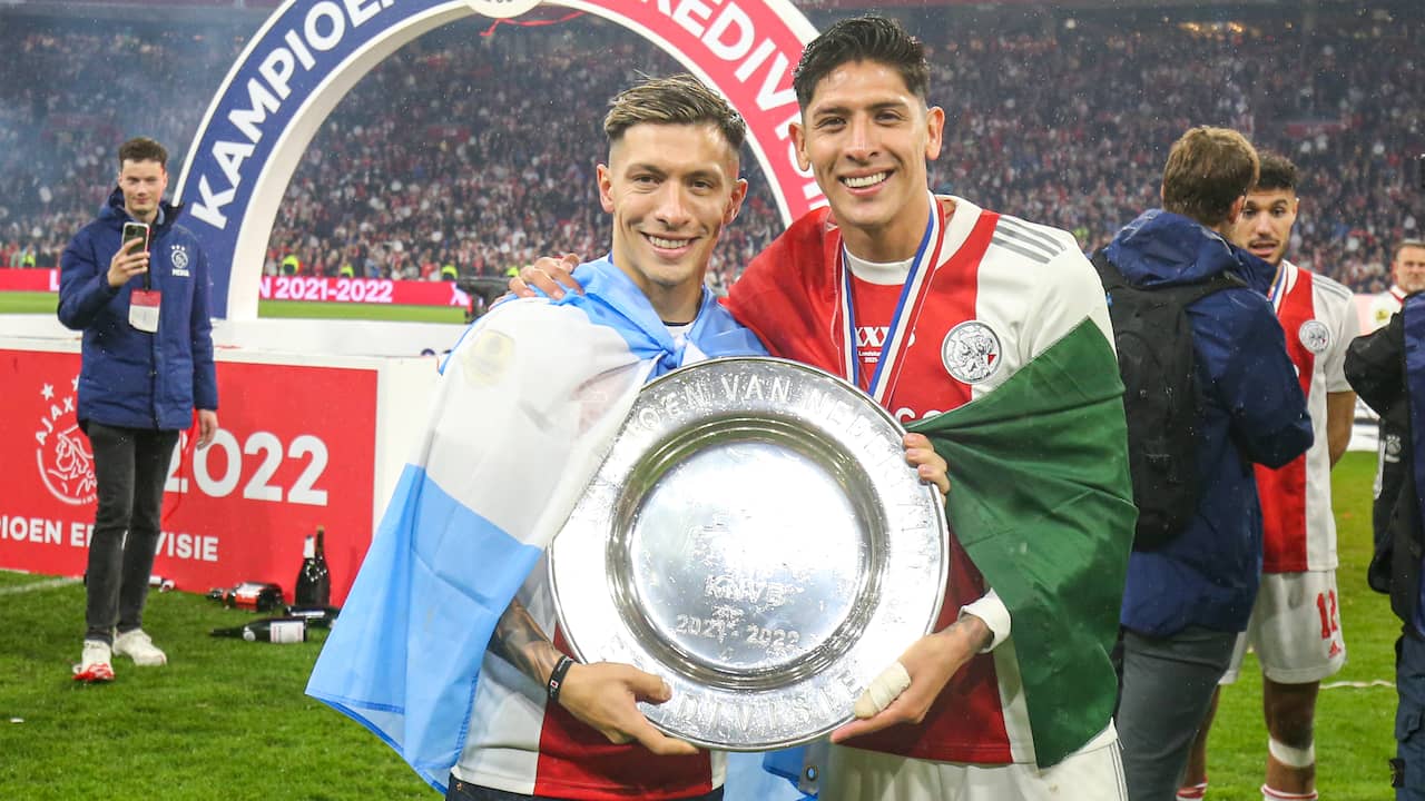 Lisandro Martínez (links) met Edson Álvarez.