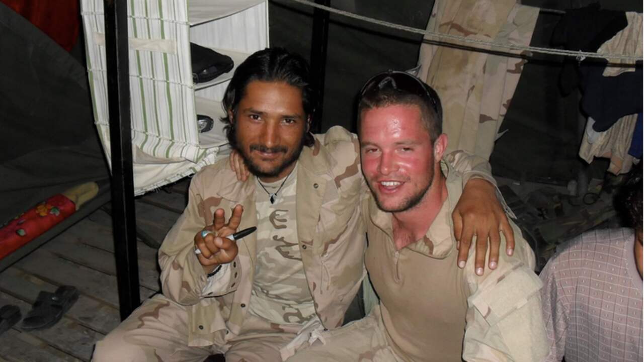 Abdul Jabar met een Nederlandse militair in Camp Hadrian.