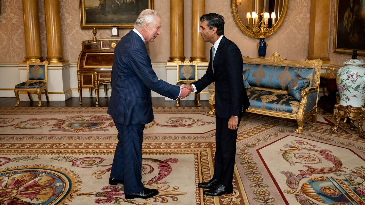 Rishi Sunak berjabat tangan dengan Raja Charles di Istana Buckingham.