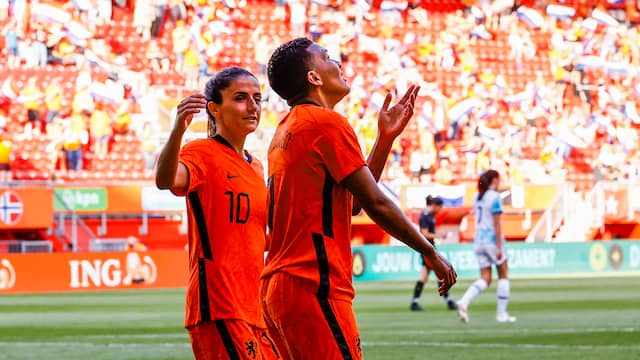 Shanice van de Sanden richt na haar goal haar blik naar de hemel.