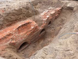 Resten van oude stadsmuur ontdekt in grond Doetinchem
