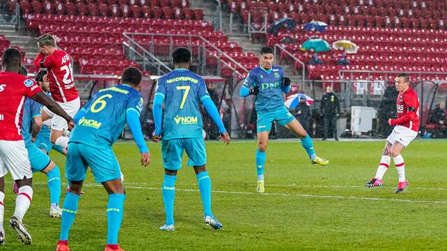 Jordy Clasie schoot raak tijdens de openingsfase van AZ-Sparta.