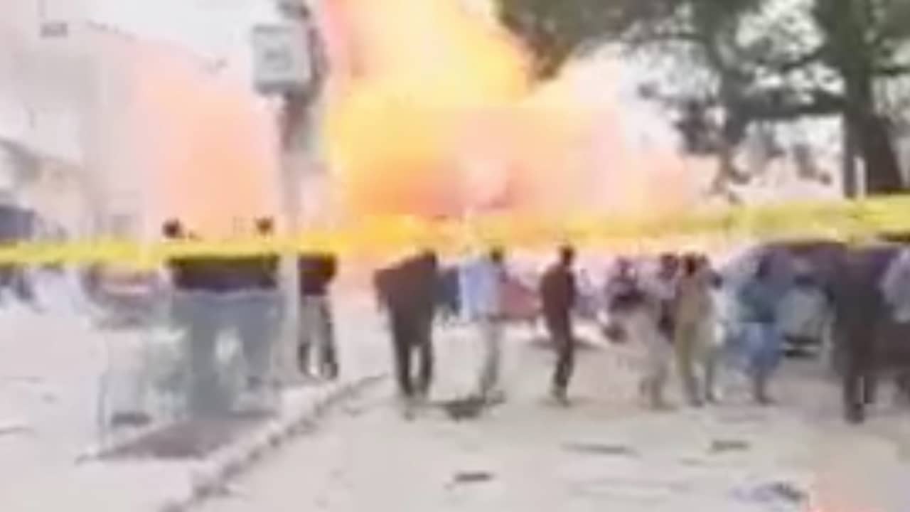 Beeld uit video: Menigte rent weg na afgaan autobom in Mogadishu