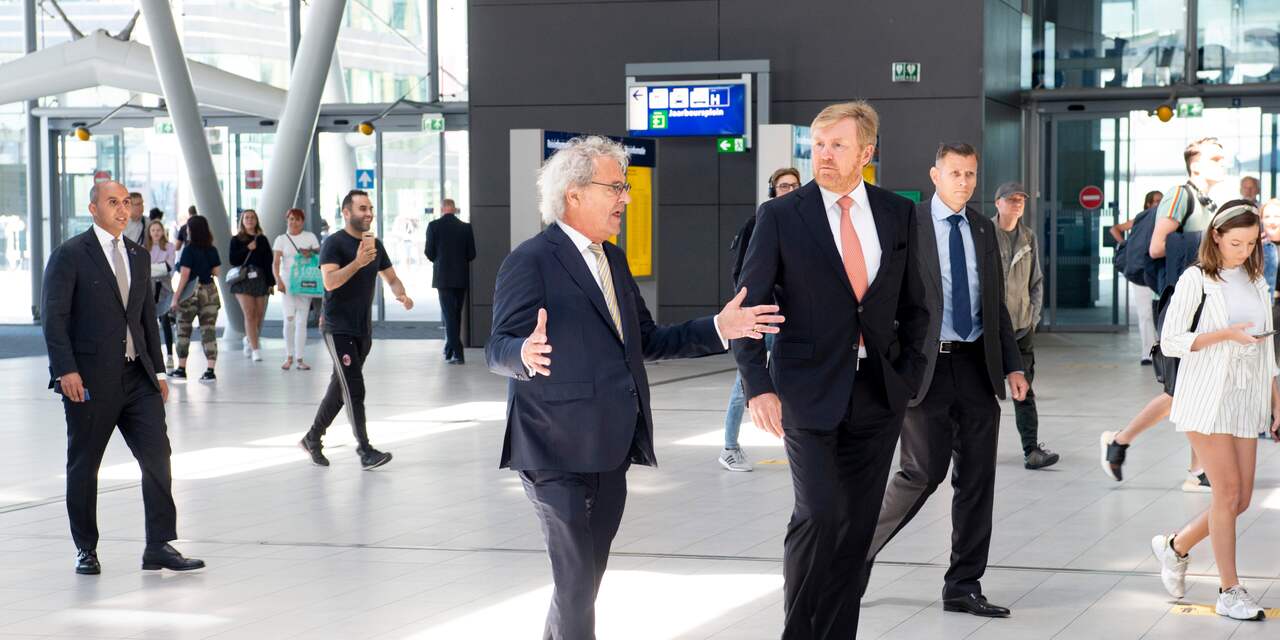 Koning Willem-Alexander bezoekt Utrecht Centraal en praat met NS