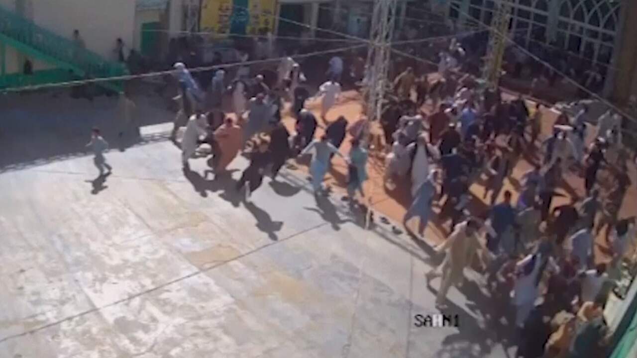 Beeld uit video: Beveiligingscamera filmt dodelijke aanslag op moskee in Kandahar