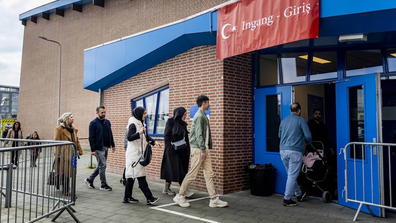 Turkish-Dutch citizens vote for new Turkish president in the Netherlands