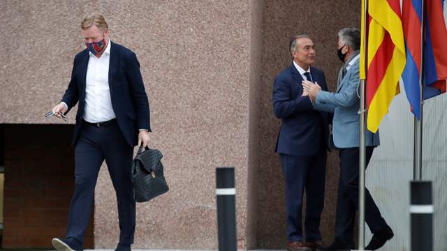 Ronald Koeman loopt na het gesprek naar zijn auto, terwijl zaakwaarnemer Rob Jansen afscheid neemt van vicevoorzitter Rafa Yuste.