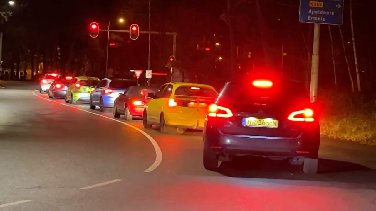 Beeld uit video: 150 getunede auto's verlaten parkeerplaats na illegale carmeeting