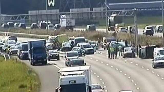 Veertien voertuigen betrokken bij ongeval op A12 bij Woerden. Veertien voertuigen betrokken bij ongeval op A12 bij Woerden.