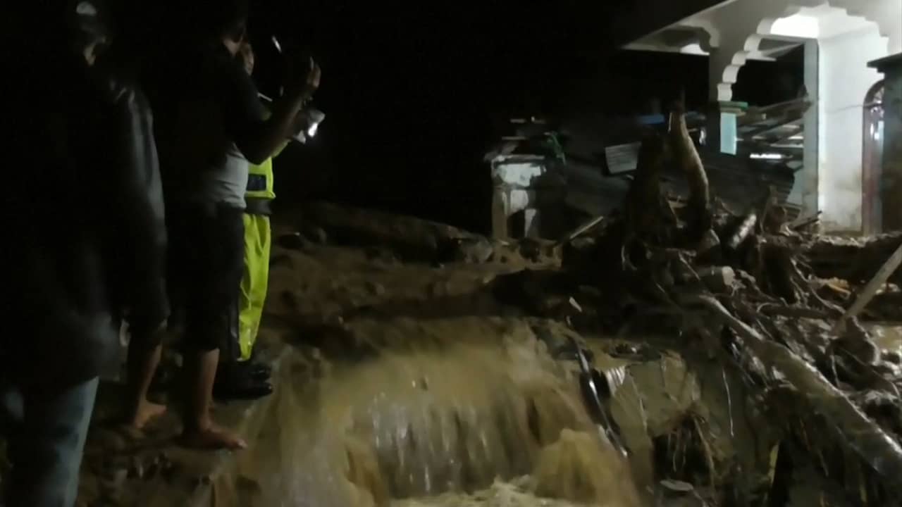 Beeld uit video: Doden door overstromingen op Sumatra