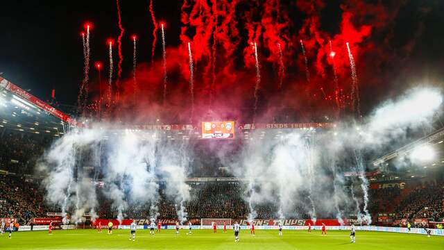 Voorafgaand aan de Twentse derby werd er op initiatief van de club vuurwerk afgestoken in De Grolsch Veste.