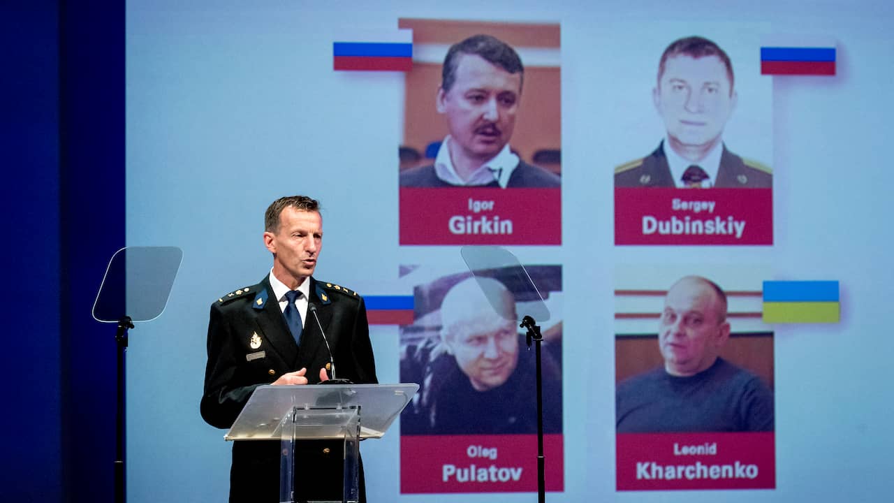 Beeld uit video: Deze vier mannen worden verdacht van het neerhalen van vlucht MH17