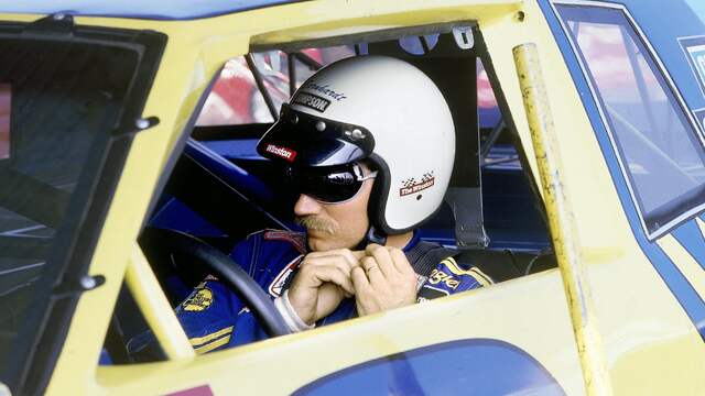 Earnhardt, hier te zien in zijn Chevrolet in de jaren tachtig, werd maar liefst zeven keer NASCAR-kampioen.