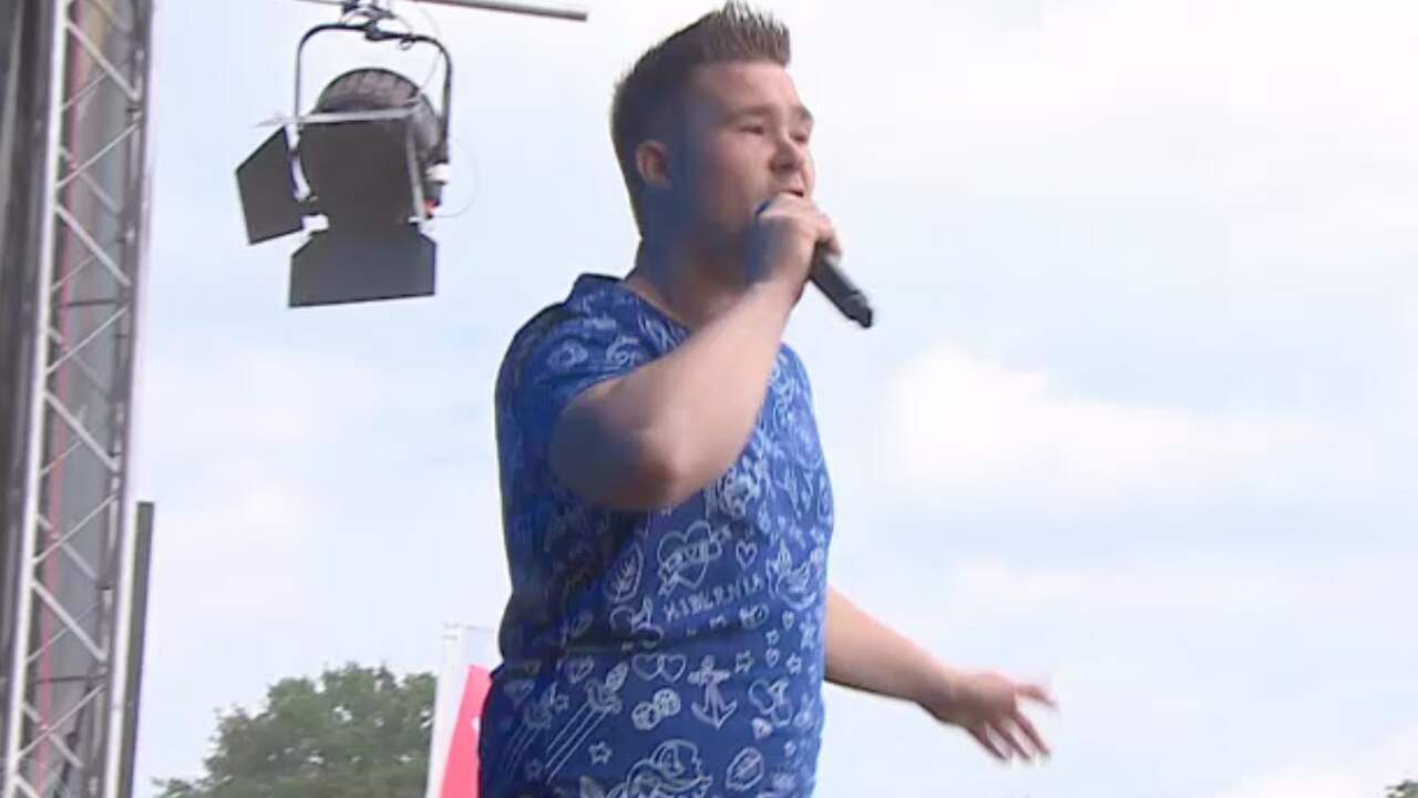 Beeld uit video: Verstandelijk beperkte Thomas treedt op voor duizenden mensen in Rhenen