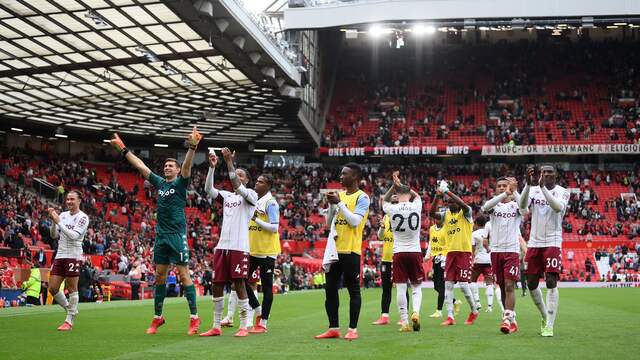 Aston Villa viert de overwinning op Old Trafford.