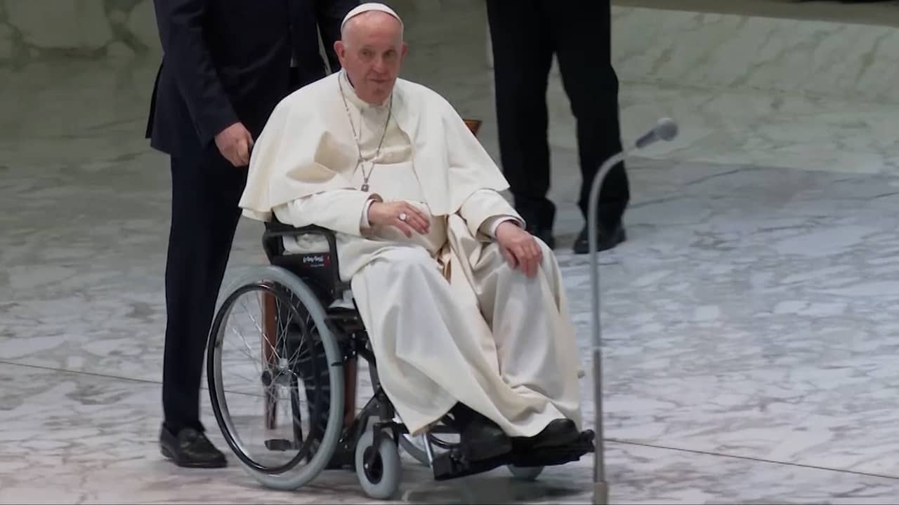 Beeld uit video: Paus verschijnt in rolstoel: 'Vergeet niet voor me te bidden'