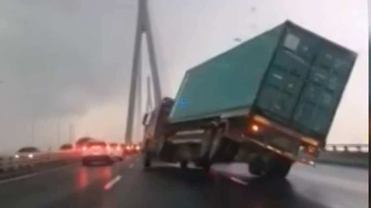 Beeld uit video: Storm blaast vrachtwagen bijna omver op brug in China