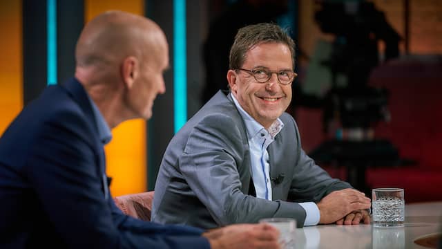 Diederik Gommers bij een talkshow met naast hem zijn baas Ernst Kuipers.