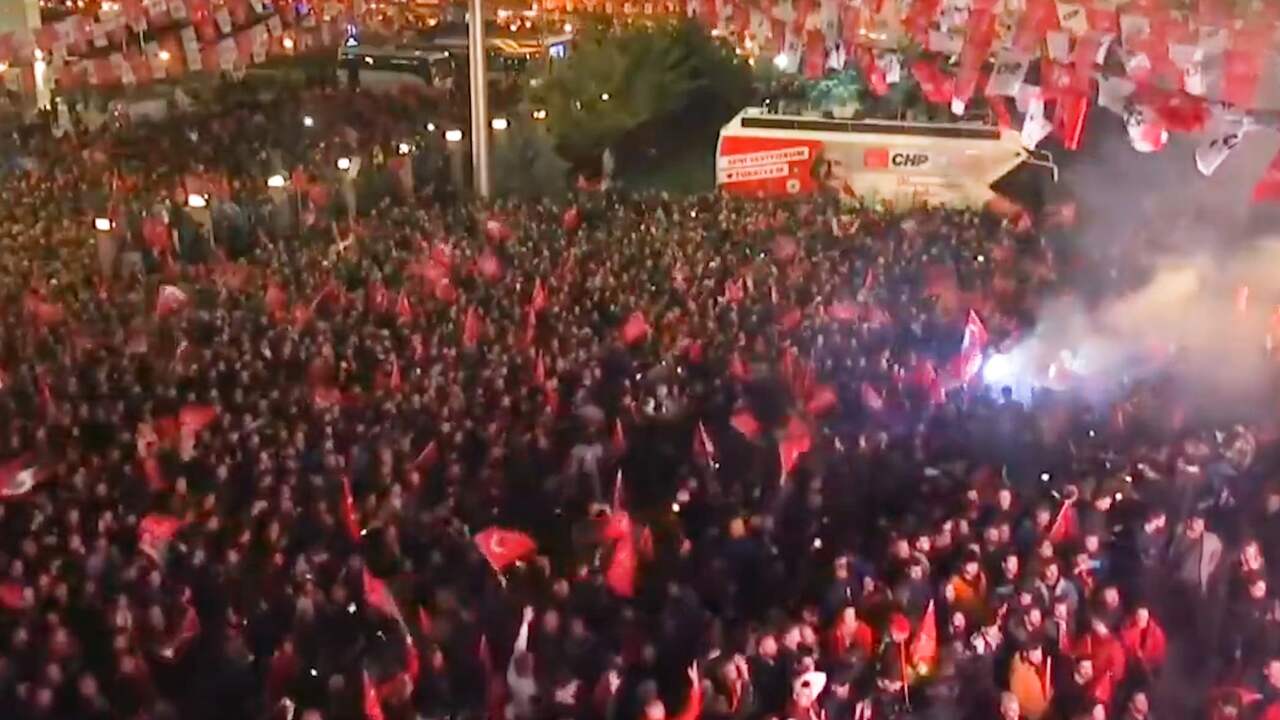 Beeld uit video: Turken massaal de straat op na verlies partij Erdogan