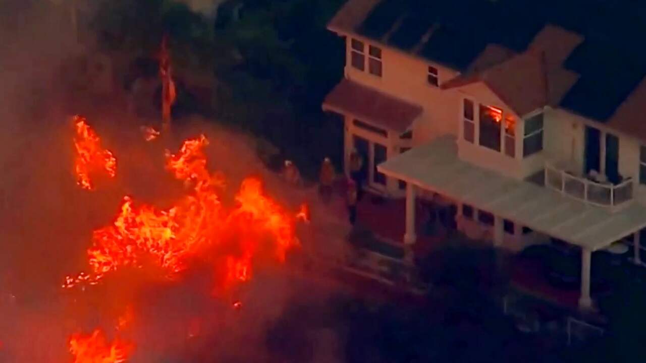 Beeld uit video: Honderdduizend mensen op de vlucht voor natuurbrand in Californië