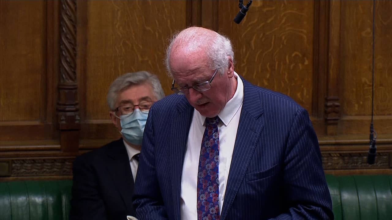 Beeld uit video: Britse politicus barst in tranen uit tijdens coronabetoog