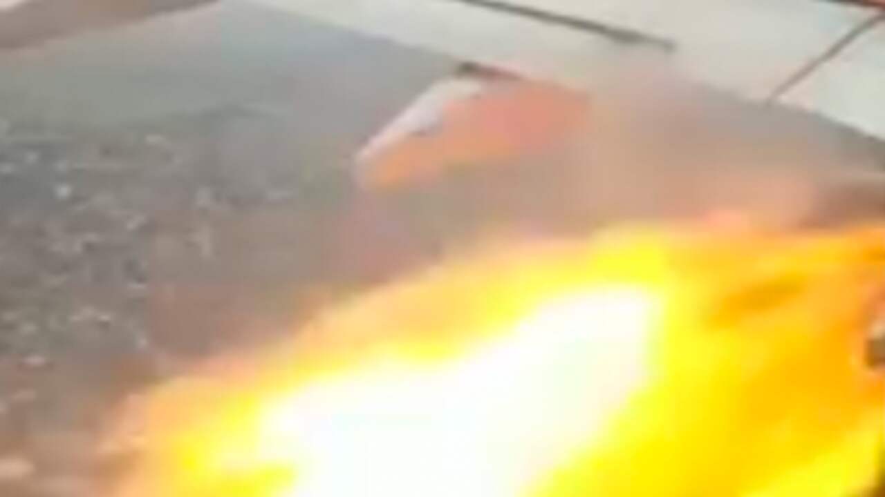 Beeld uit video: Passagier in India filmt dat vlammen uit vliegtuigmotor slaan